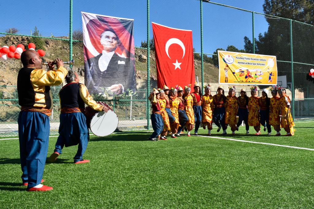 Musabeyli ilçemizde yapımı tamamlanan futbol, voleybol, hentbol, basketbol ve bocce spor kompleksi açılışı törenle yapıldı.